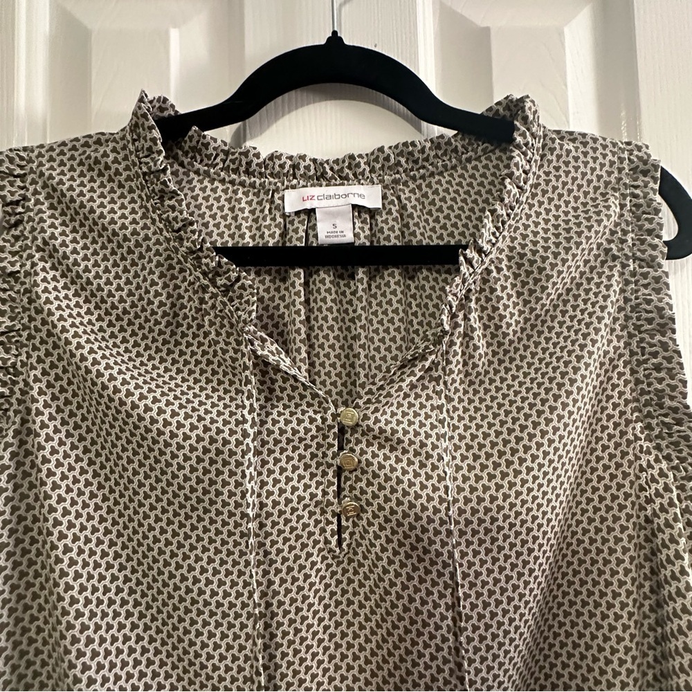 Liz Claiborne Sleeveless V-Neck Printed Top Ruffle Trim Olive Green Womens Small - Picture 2 of 5